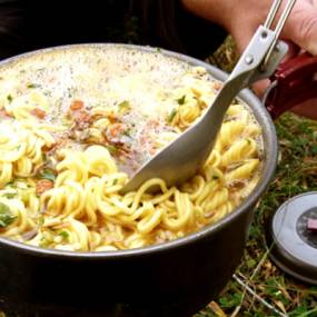 makan indomie sambil camping