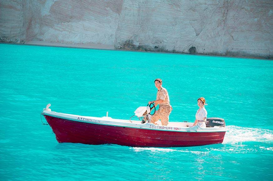 Song Jong Ki dan Song Hye Kyo di pantai navagio