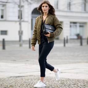 Girls Must Have Item? Bomber Jaket Membuat Kamu Tampil Keren Ala Pilot Girl!